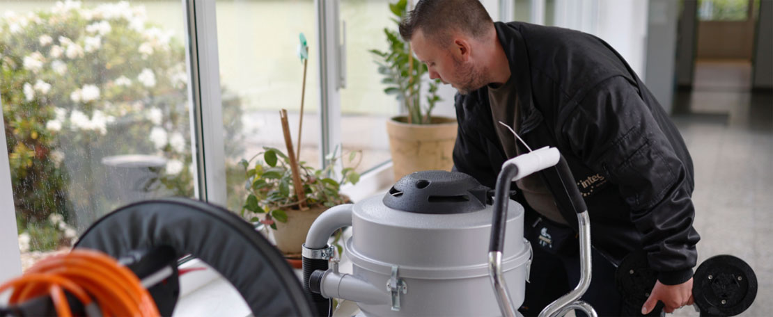 Mann im Flur an Bodenmaschine