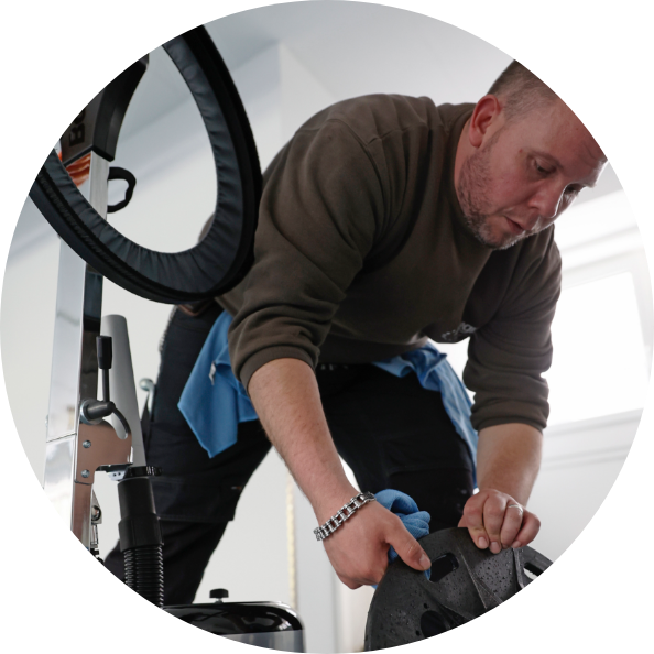 Mann hält Scheibe einer Bodenmaschine