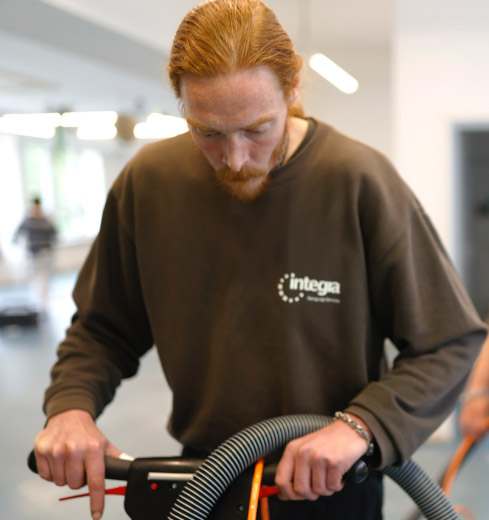 Mann mit Bodenmaschine