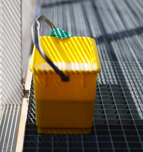Gelber Putzeimer am Fenster