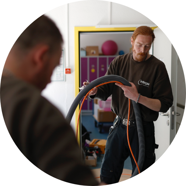 Männer bei der Bodenreinigung